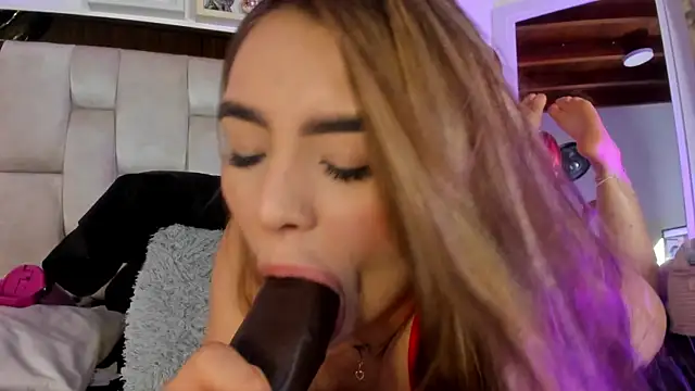 Snapshot of emmy_r chatting on 14, 2, 2025 emmy r online show from 14, 2, 2025