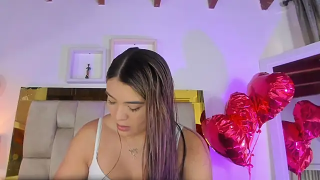 Snapshot of emmy_r chatting on 18, 2, 2025 emmy r online show from 18, 2, 2025