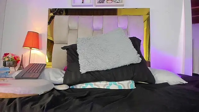 Snapshot of emmy_r chatting on 28, 2, 2025 emmy r online show from 28, 2, 2025