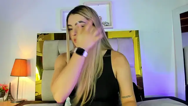 Snapshot of emmy_r chatting on 1, 3, 2025 emmy r online show from 1, 3, 2025