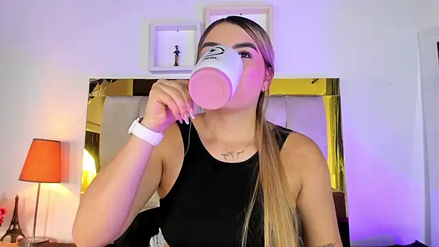 Snapshot of emmy_r chatting on 3, 3, 2025 emmy r online show from 3, 3, 2025