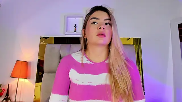 Snapshot of emmy_r chatting on 4, 3, 2025 emmy r online show from 4, 3, 2025