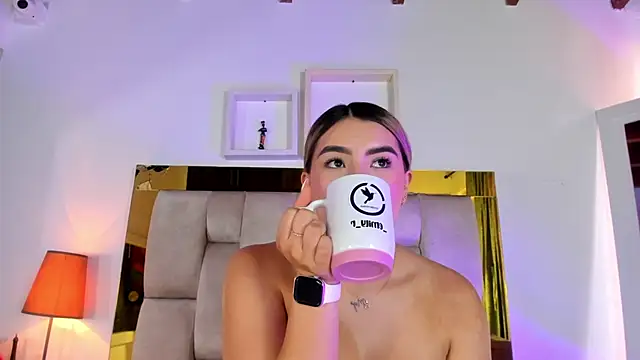 Snapshot of emmy_r chatting on 4, 3, 2025 emmy r online show from 4, 3, 2025