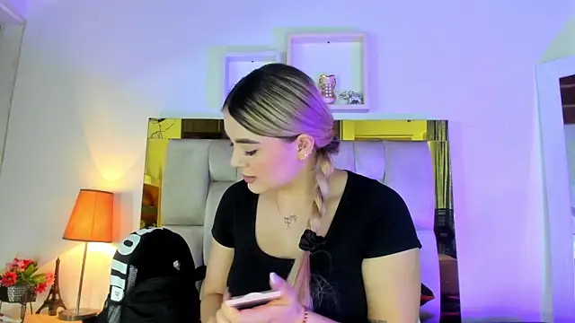 Snapshot of emmy_r chatting on 5, 3, 2025 emmy r online show from 5, 3, 2025