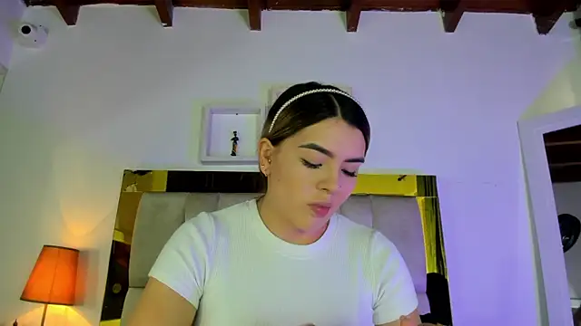 Snapshot of emmy_r chatting on 6, 3, 2025 emmy r online show from 6, 3, 2025