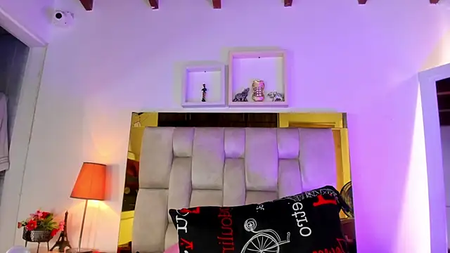 Snapshot of emmy_r chatting on 7, 3, 2025 emmy r online show from 7, 3, 2025