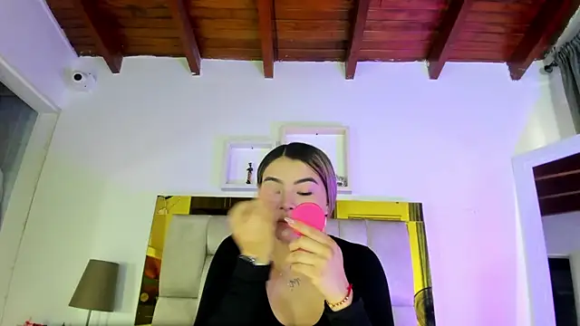 Snapshot of emmy_r chatting on 8, 3, 2025 emmy r online show from 8, 3, 2025