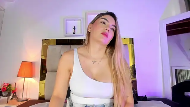 Snapshot of emmy_r chatting on 15, 3, 2025 emmy r online show from 15, 3, 2025