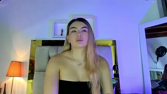 Snapshot of emmy_r chatting on 17, 3, 2025 emmy r online show from 17, 3, 2025