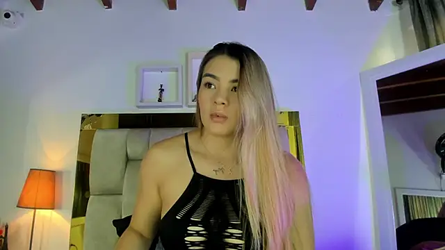 Snapshot of emmy_r chatting on 21, 3, 2025 emmy r online show from 21, 3, 2025