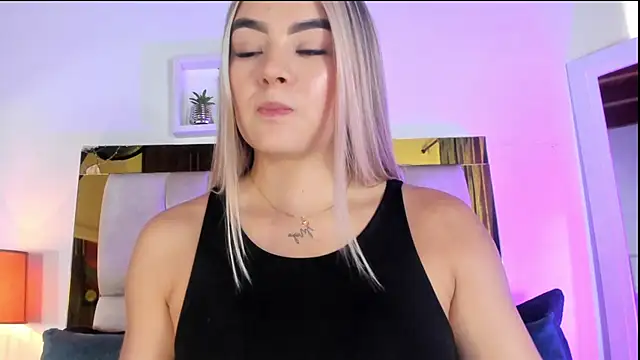 Snapshot of emmy_r chatting on 10, 9, 2025 emmy r online show from 10, 9, 2025