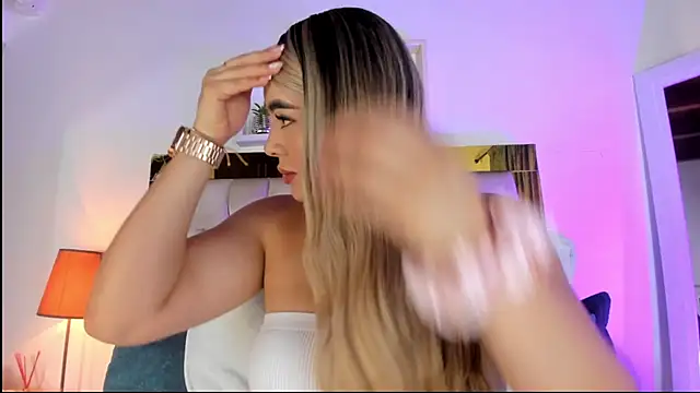 Snapshot of emmy_r chatting on 12, 9, 2025 emmy r online show from 12, 9, 2025