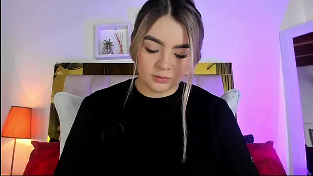 Snapshot of emmy_r chatting on 15, 9, 2025 emmy r online show from 15, 9, 2025