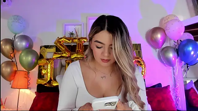 Snapshot of emmy_r chatting on 16, 9, 2025 emmy r online show from 16, 9, 2025