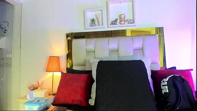 Snapshot of emmy_r chatting on 27, 9, 2025 emmy r online show from 27, 9, 2025