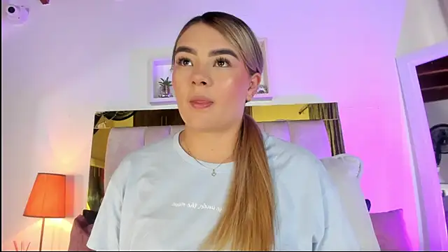 Snapshot of emmy_r chatting on 6, 10, 2025 emmy r online show from 6, 10, 2025