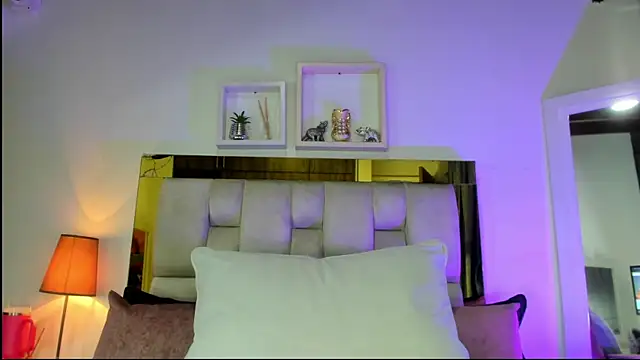 Snapshot of emmy_r chatting on 7, 10, 2025 emmy r online show from 7, 10, 2025