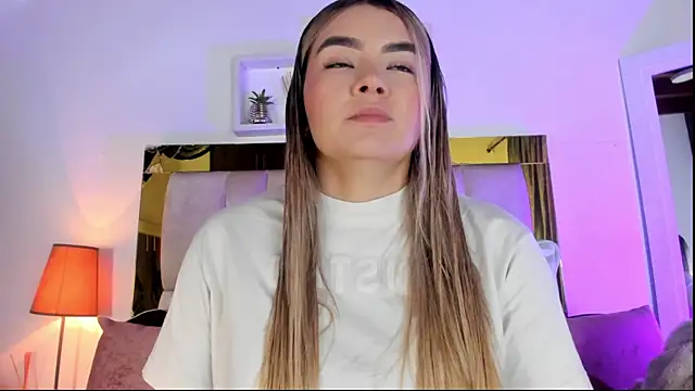 Snapshot of emmy_r chatting on 9, 10, 2025 emmy r online show from 9, 10, 2025