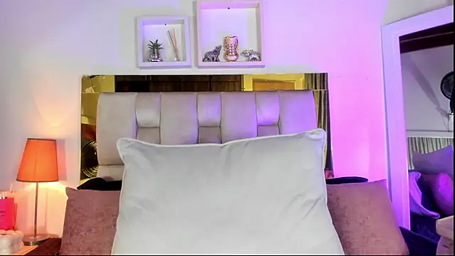 Snapshot of emmy_r chatting on 10, 10, 2025 emmy r online show from 10, 10, 2025