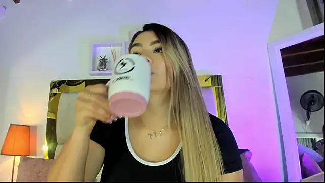 Snapshot of emmy_r chatting on 15, 10, 2025 emmy r online show from 15, 10, 2025