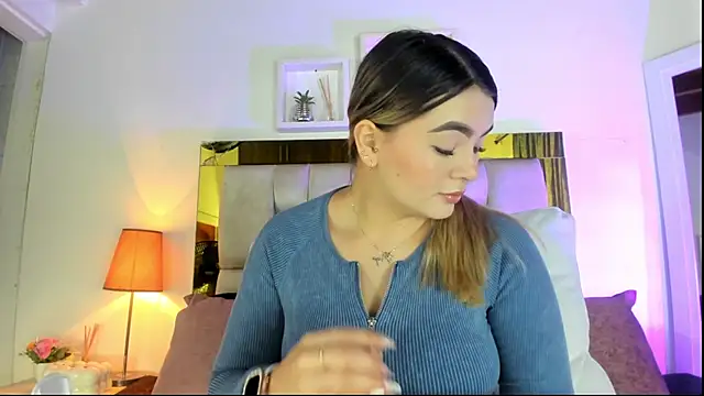 Snapshot of emmy_r chatting on 16, 10, 2025 emmy r online show from 16, 10, 2025