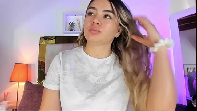 Snapshot of emmy_r chatting on 17, 10, 2025 emmy r online show from 17, 10, 2025