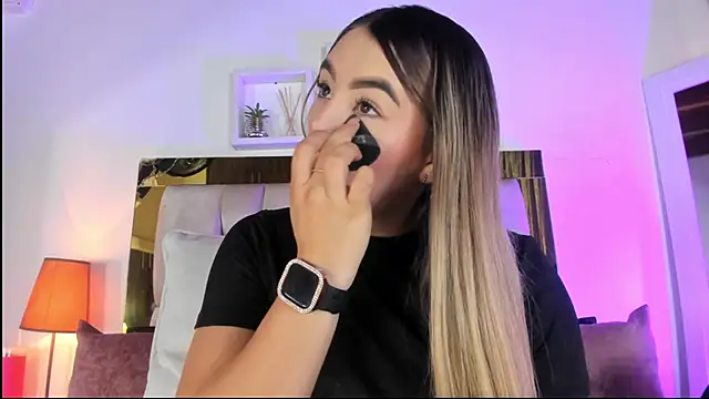 Snapshot of emmy_r chatting on 20, 10, 2025 emmy r online show from 20, 10, 2025