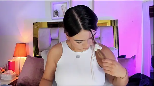 Snapshot of emmy_r chatting on 21, 10, 2025 emmy r online show from 21, 10, 2025