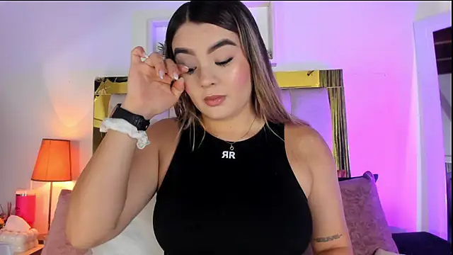 Snapshot of emmy_r chatting on 22, 10, 2025 emmy r online show from 22, 10, 2025