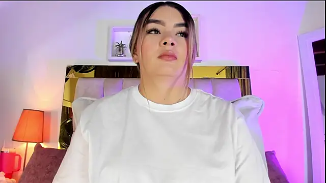 Snapshot of emmy_r chatting on 24, 10, 2025 emmy r online show from 24, 10, 2025