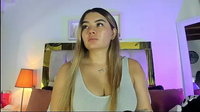 Snapshot of emmy_r chatting on 27, 10, 2025 emmy r online show from 27, 10, 2025