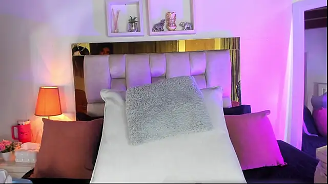 Snapshot of emmy_r chatting on 19, 11, 2025 emmy r online show from 19, 11, 2025