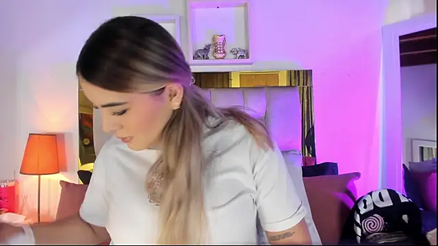 Snapshot of emmy_r chatting on 20, 11, 2025 emmy r online show from 20, 11, 2025