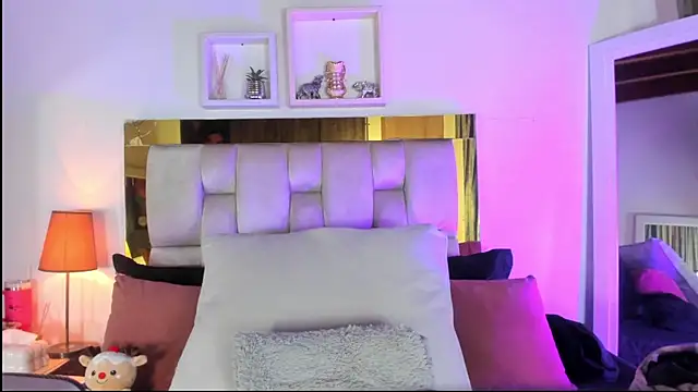 Snapshot of emmy_r chatting on 21, 11, 2025 emmy r online show from 21, 11, 2025