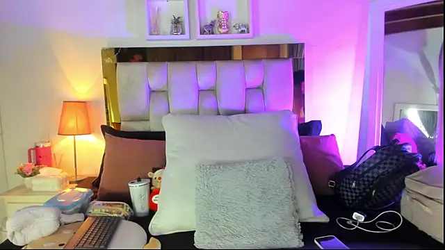 Snapshot of emmy_r chatting on 22, 11, 2025 emmy r online show from 22, 11, 2025