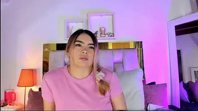 Snapshot of emmy_r chatting on 28, 11, 2025 emmy r online show from 28, 11, 2025