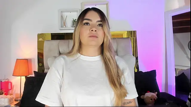 Snapshot of emmy_r chatting on 3, 12, 2025 emmy r online show from 3, 12, 2025