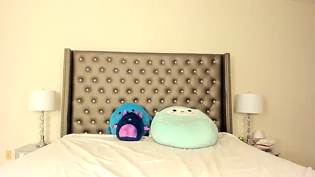 NadiaLyla online show from 4, 4, 2026