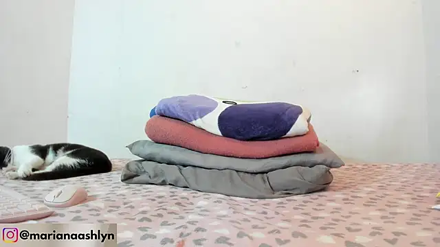 Melaniegirl17 online show from 14, 10, 2025