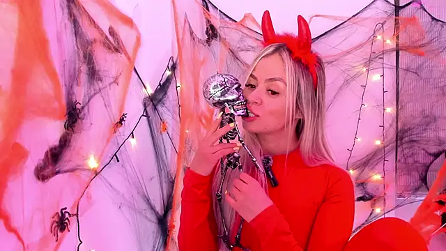 nicole valencia  online show from 27, 10, 2025