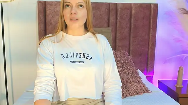 Snapshot of MirandaRoxx chatting on 10, 9, 2025 MirandaRoxx online show from 10, 9, 2025