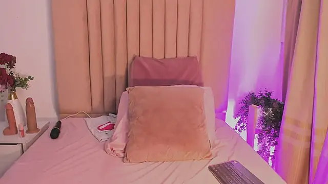 Snapshot of MirandaRoxx chatting on 29, 9, 2025 MirandaRoxx online show from 29, 9, 2025