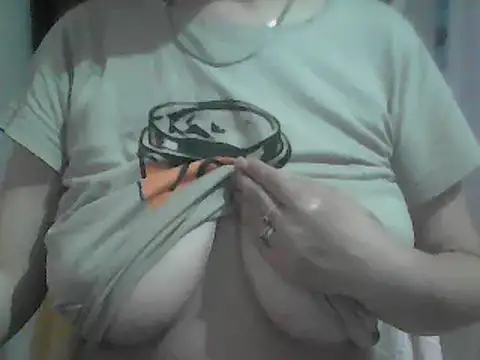 Snapshot of AnaXBerry chatting on 8, 6, 2026 AnaXBerry online show from 8, 6, 2026