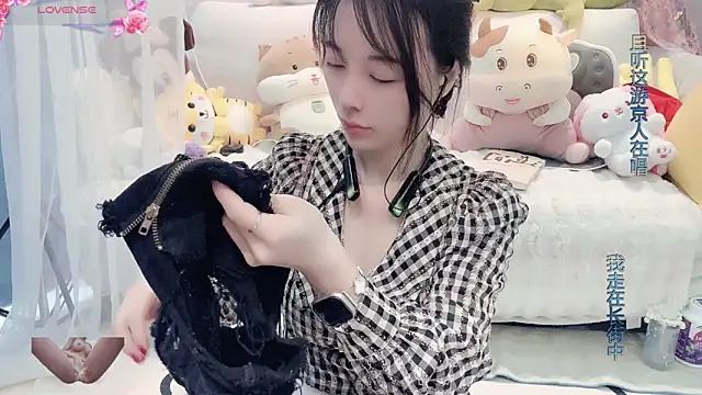 Snapshot of AKiKi711 chatting on 7, 3, 2025 AKiKi711 online show from 7, 3, 2025