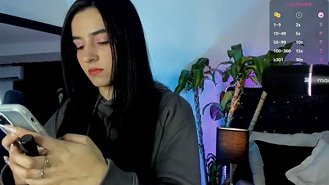 Snapshot of devlin_violett chatting on 4, 1, 2025 devlin violett online show from 4, 1, 2025