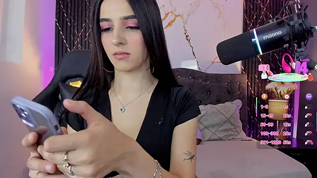 Snapshot of devlin_violett chatting on 30, 10, 2025 devlin violett online show from 30, 10, 2025