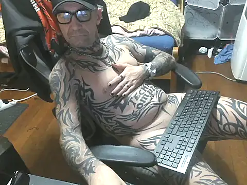 Snapshot of Tomi18cmm2 chatting on 4, 11, 2025 Tomi18cmm2 online show from 4, 11, 2025