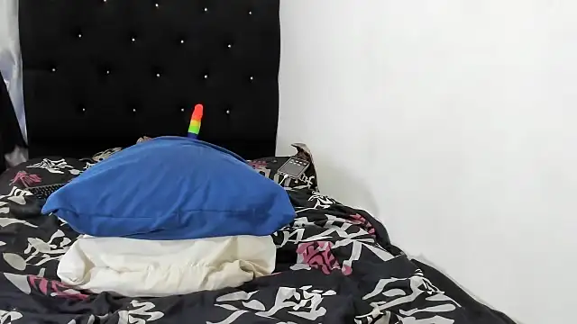 Snapshot of esmeraldastrong chatting on 9, 10, 2025 esmeraldastrong online show from 9, 10, 2025