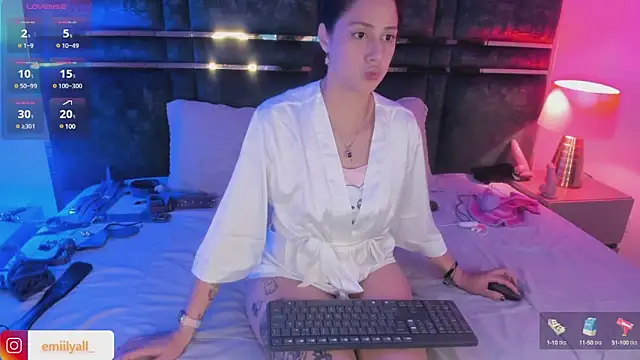 EmilyAllen  online show from 27, 2, 2025