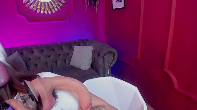 Red lady online show from 26, 3, 2026